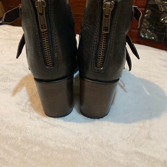 Freebird Quinn Sandals: Black with Brown Straps 8 (fits 8, 8.5, 9) - Picture 5 of 13